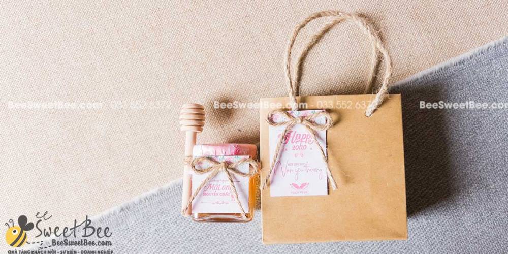 Kỷ niệm 10 năm ra trường nên tặng quà gì cho thầy cô giáo?