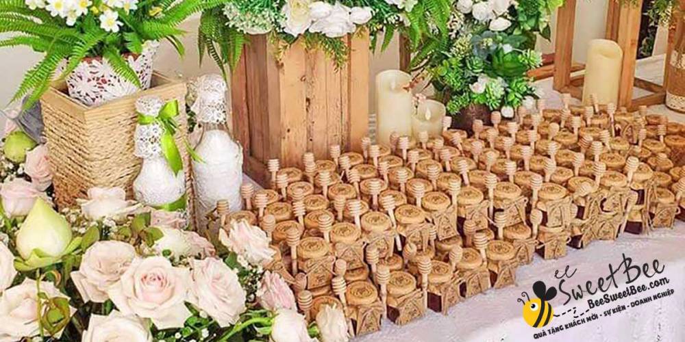 Quà Tặng Kỷ Niệm Họp Lớp Nên Chọn Như Thế Nào?