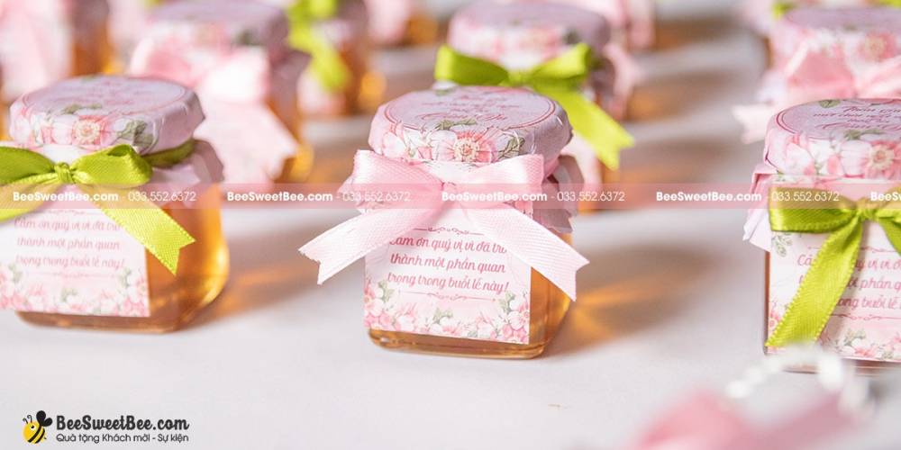 Quà tặng cưới kèm câu chuyện tình yêu ngọt ngào của ong và hoa