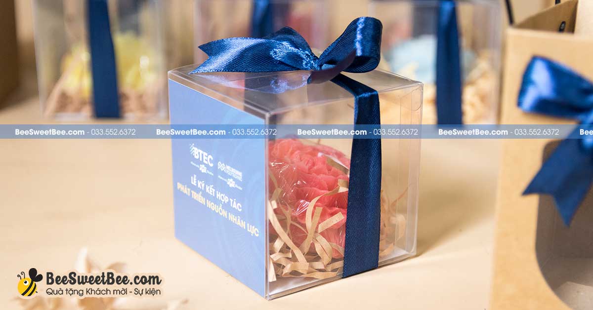 Quà tặng nến thơm hình bông hoa của BTEC FPT HCM