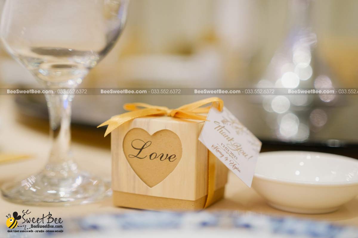 Quà tặng chocolate set Love 2 viên của CDCR Hưng & Uyên trên bàn tiệc