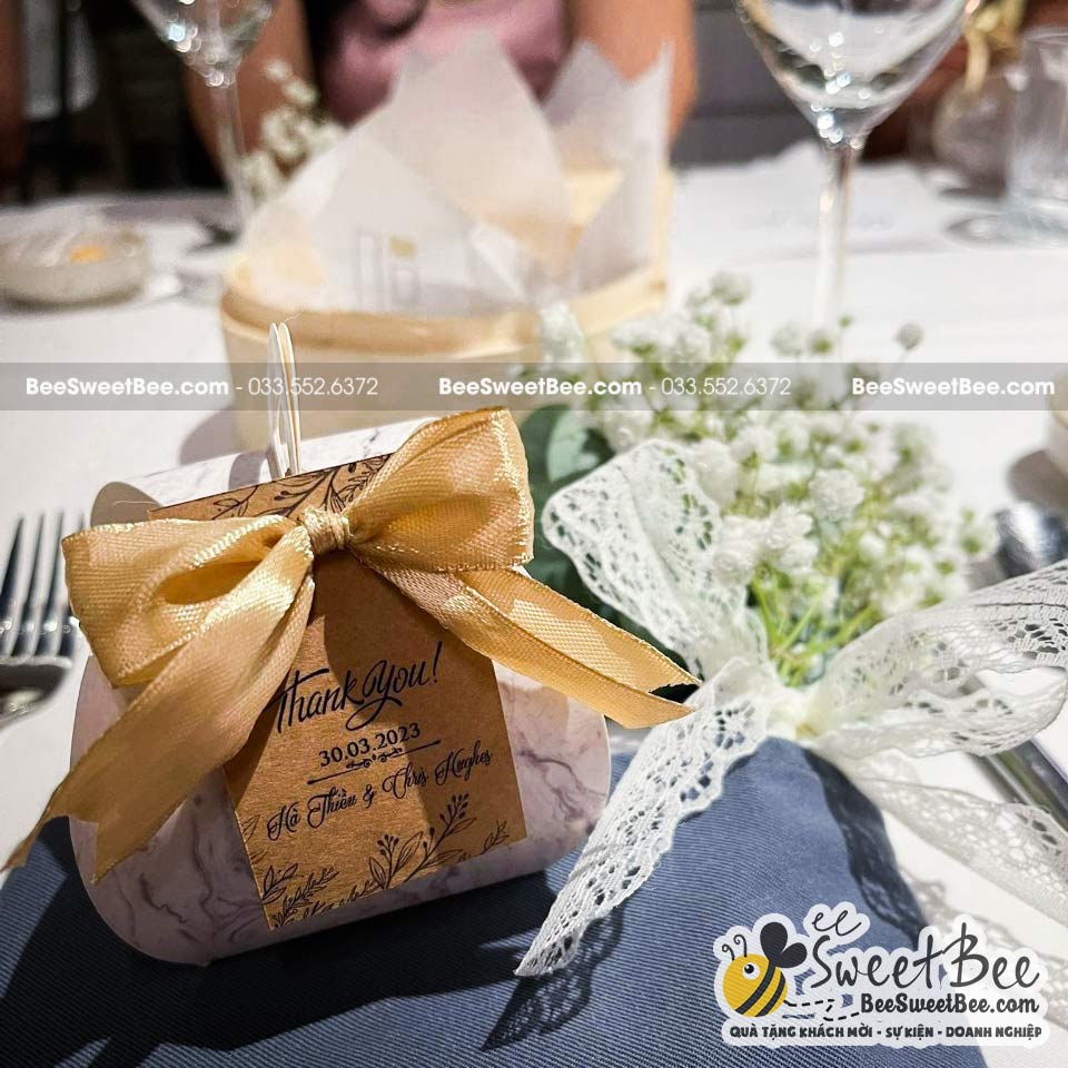 Quà tặng chocolate cho khách mời đám cưới của CDCR Hà Thiều & Chris Hughes 30/3/2023