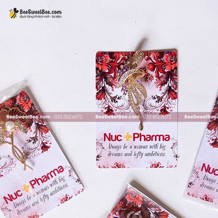 Quà tặng trâm cài áo cho khách hàng của Nuc+ Pharma