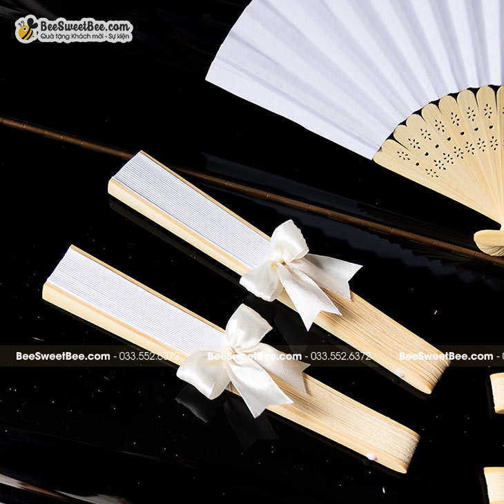 Quà tặng quạt giấy trắng nan gỗ đáp lễ khách mời của cô dâu chú rể Nhi & Jason 07/2024
