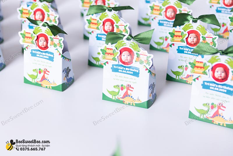 Set quà tặng SweetBee 2 viên chocolate Beatitude tặng khách mời thôi nôi của gia đình bé Trí Hải 06/08/2024