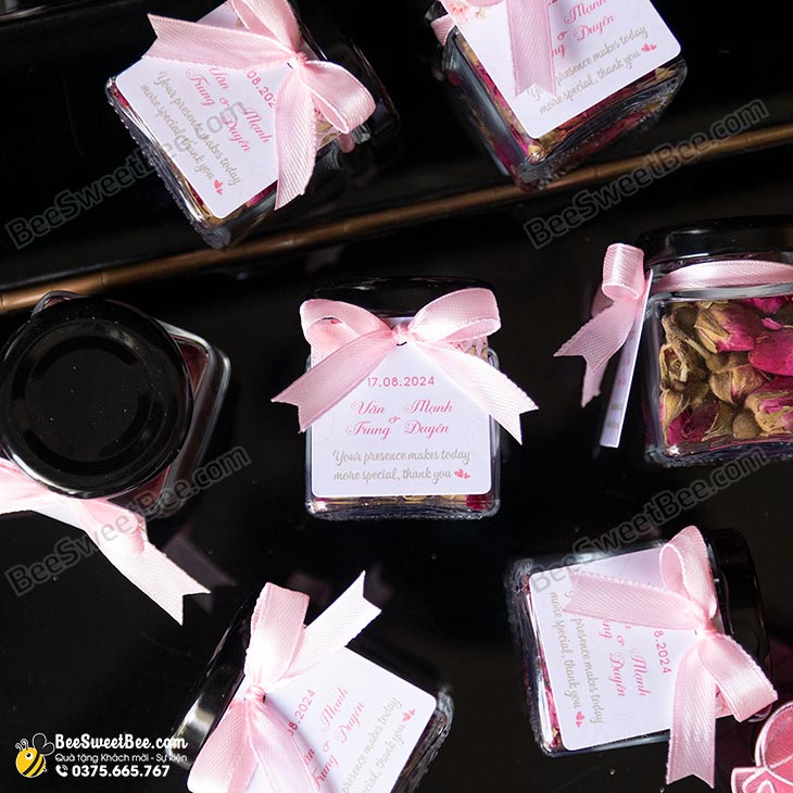 Quà tặng trà hoa hồng đáp lễ khách mời của cô dâu chú rể Mạnh Duyên & Văn Trung 17/08/2024