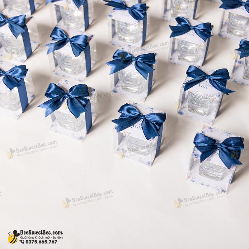 Xanh Navy luôn là màu được rất nhiều cặp đôi lựa chọn cho món quà đáp lễ ý nghĩa