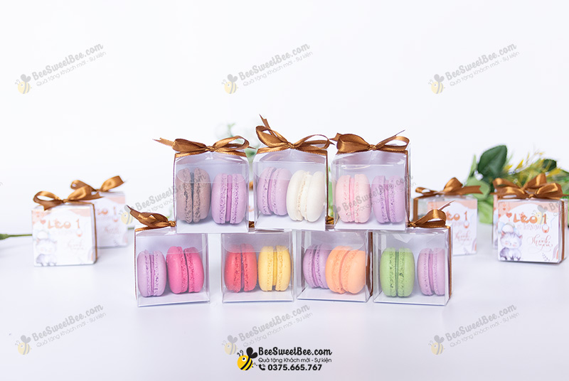 Quà tặng bánh macaron cho khách mời thôi nôi của gia đình bé Leo 02/10/2024