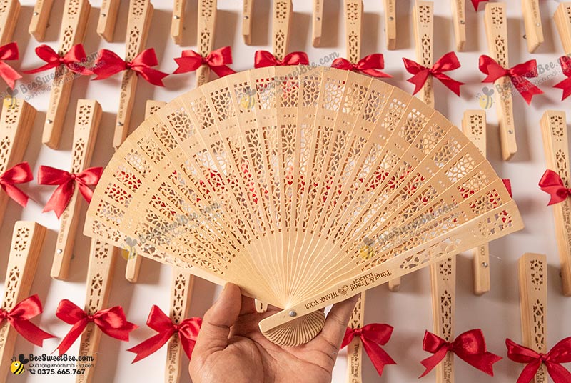 Quà tặng quạt gỗ đáp lễ khách mời đám cưới của cặp đôi Tùng & Trang 11/11/2024