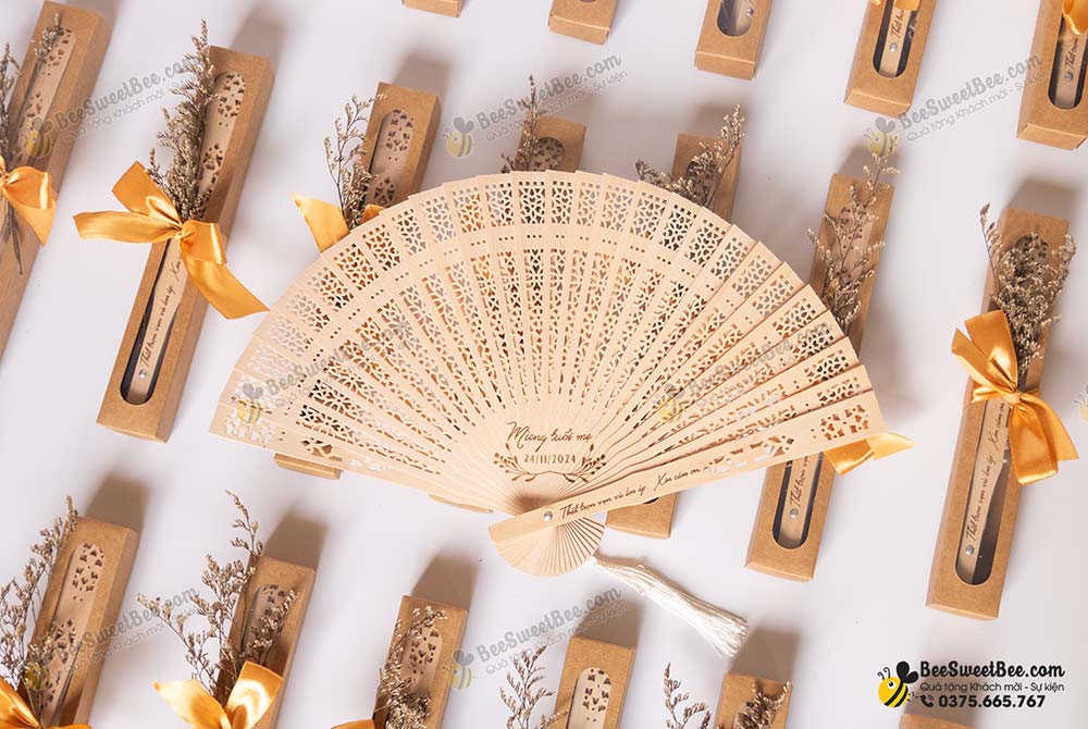 Quà tặng quạt gỗ cho khách mời nhân dịp "Mừng Tuổi Mẹ" của gia đình chị Lan 24/11/2024