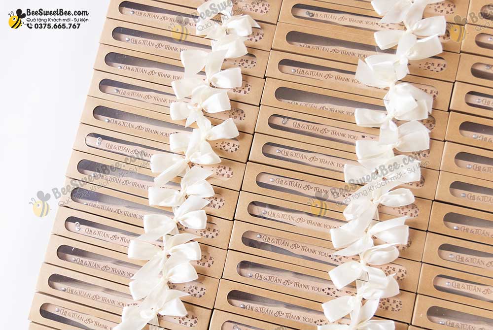 Set quà tặng quạt gỗ kèm hộp của cô dâu chú rể Chi & Tuấn 12/2024 tại nhà BeeSweetBee