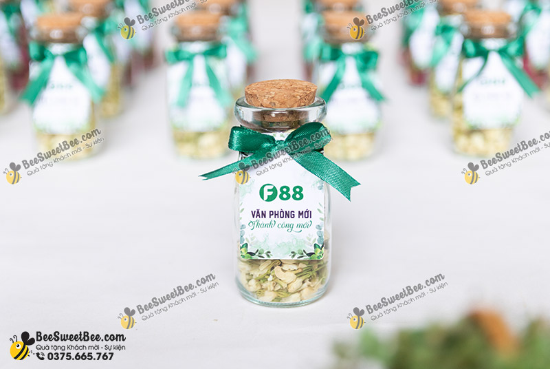 Quà tặng trà hoa thảo dược cho khách hàng nhân dịp khai trương chi nhánh mới của F88 11/2024