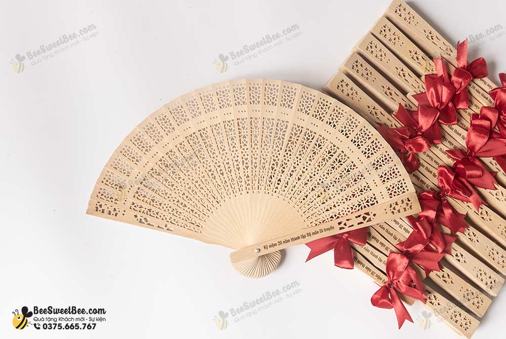 Quà tặng quạt gỗ khắc thông tin tặng khách mời nhân kỉ niệm 20  năm ngày thành lập bộ môn Di truyền của Trường ĐH Khoa học Tự nhiên 12/2024