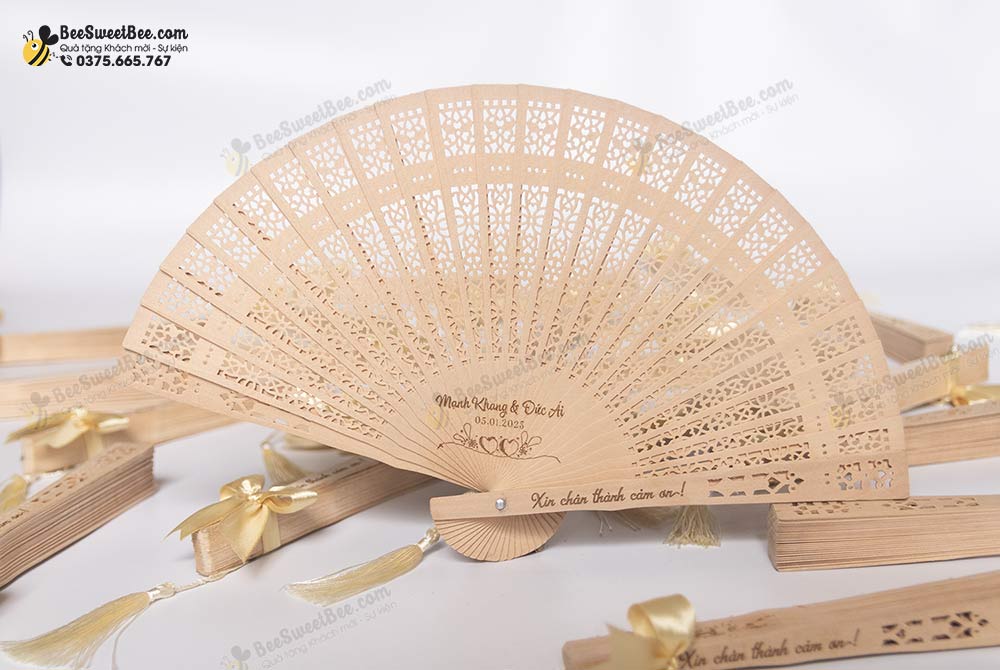 Quà tặng quạt gỗ cho khách mời đám cưới của cô dâu chú rể Đức Ái & Mạnh Khang 05/01/2025