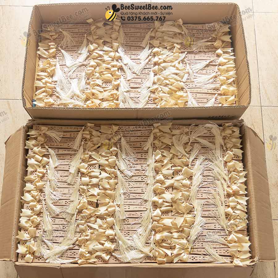 1200 set quà tặng quạt gỗ cho khách mời đám cưới của cô dâu chú rể Đức Ái & Mạnh Khang 05/01/2025