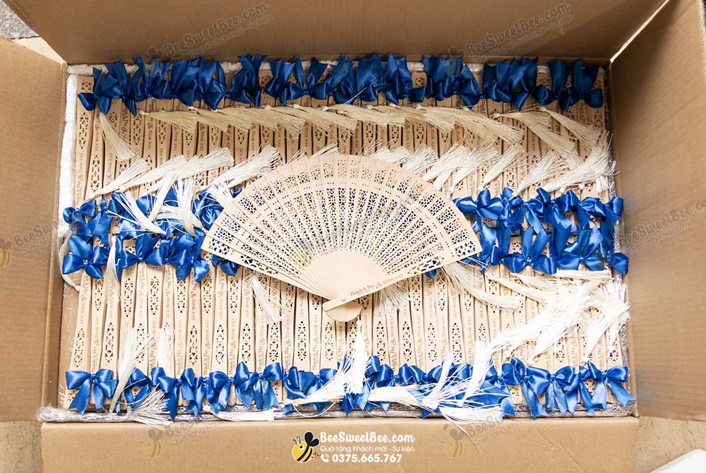 Quà tặng quạt gỗ tone xanh navy tặng khách mời của cô dâu chú rể Thy & Thành 18/01/2025