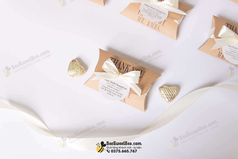 Quà tặng chocolate Mr. & Mrs. đáp lễ khách mời của cô dâu chú rể Minh Nhi & Hoàng Lộc 22/02/2025