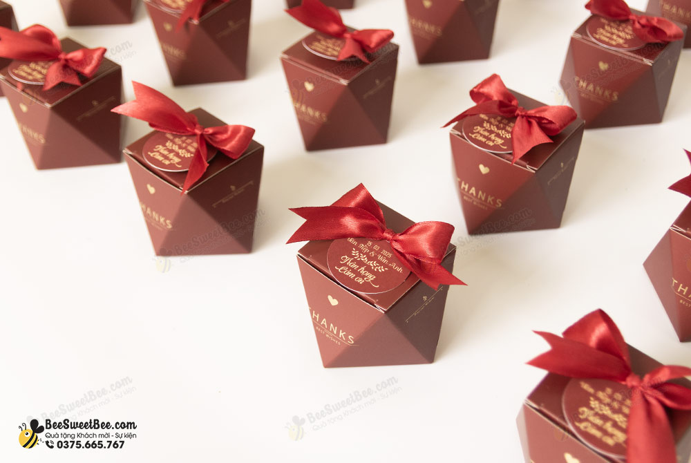 Quà tặng Hexa chocolate Ferrero Rocher đáp lễ khách mời của cô dâu chú rể Vân Anh & Văn Tiệp 15/03/2025