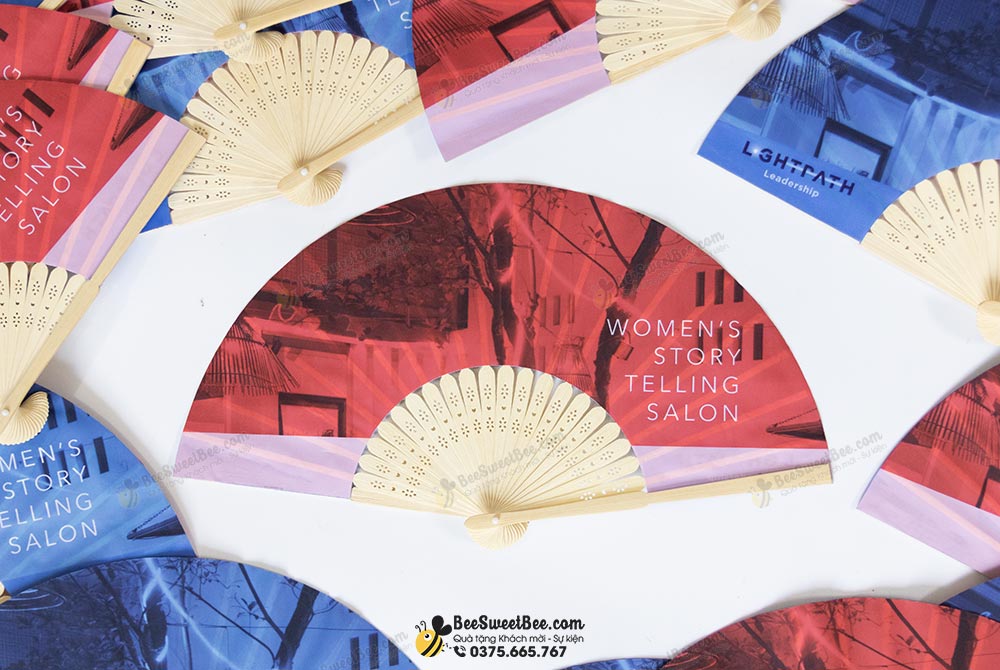 Quà tặng quạt vải cho khách mời của công ty LightPath Leadership