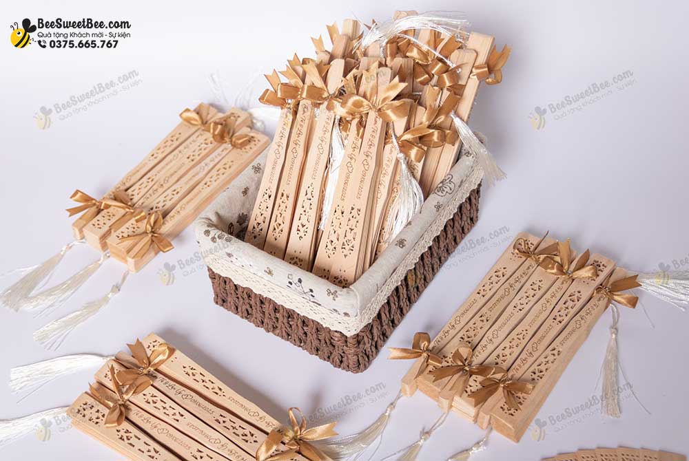 Set quà tặng quạt gỗ khắc tên cảm ơn khách mời đám cưới của cô dâu chú rể Thiên Tứ & Lan Vy