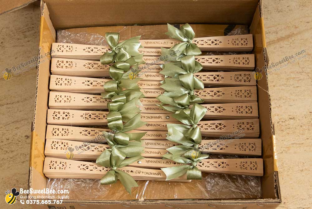 Set quà tặng quạt gỗ khắc tên tặng khách mời đám cưới của cô dâu chú rể Minhaeng & Ivy 14/06/2025.