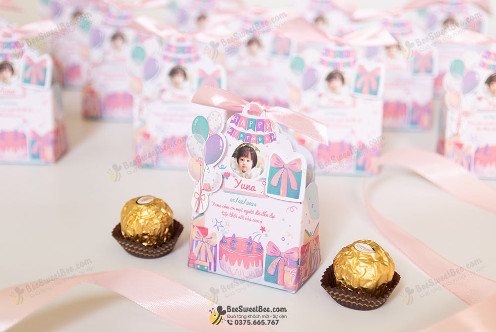Set quà tặng SweetBee 2 viên chocolate Ferrero Rocher cảm ơn khách mời tiệc thôi nôi của gia đình bé Yuna 03/08/2025