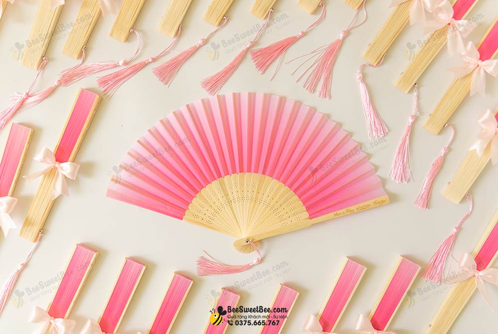 Set quà tặng quạt vải đơn sắc một mặt khắc tên cảm ơn khách mời của cô dâu chú rể Phúc & Trang 23/08/2025.