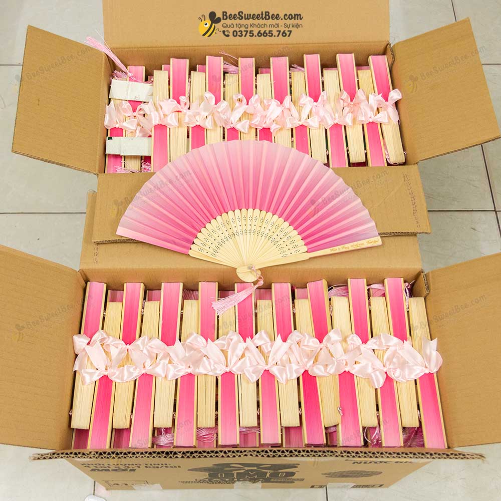 Set quà tặng quạt vải đơn sắc một mặt khắc tên cảm ơn khách mời đám cưới của cô dâu chú rể Phúc & Trang 23/08/2025.