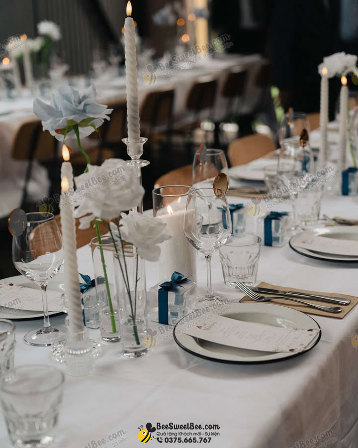 Set quà tặng ly rượu mừng Knot-tied trên bàn tiệc