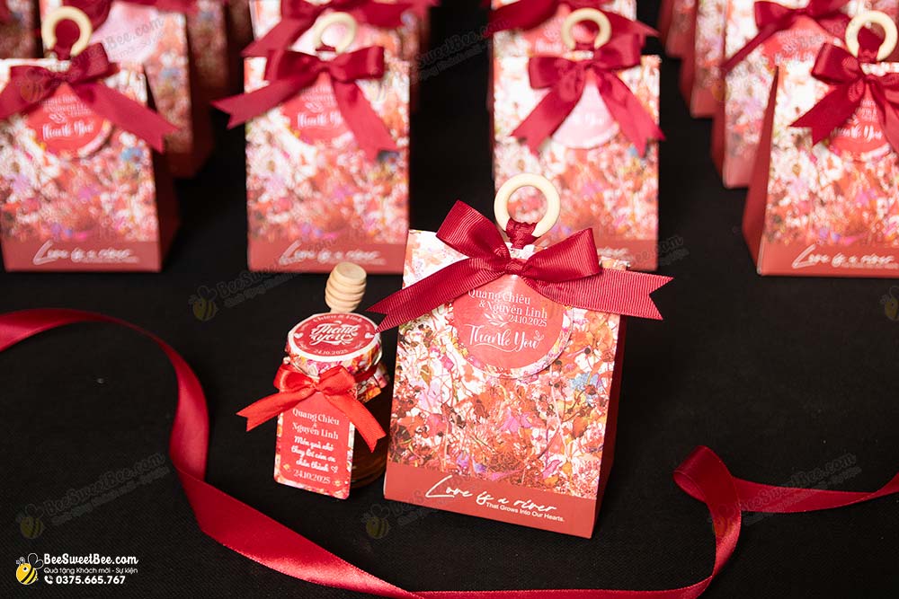 Set quà tặng mật ong đáp lễ khách mời của cô dâu chú rể Quang Chiêu & Nguyên Linh 24/10/2025