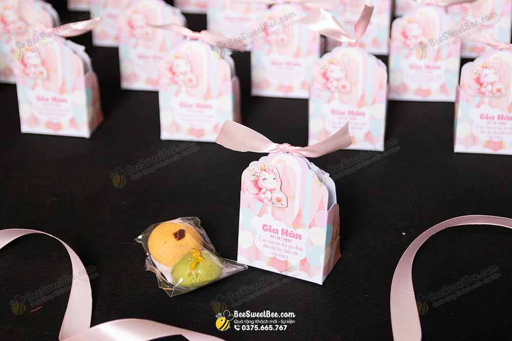Quà tặng Sweet Bee 2 bánh cookies đáp lễ khách mời thôi nôi của gia đình bé Gia Hân 21/11/2026