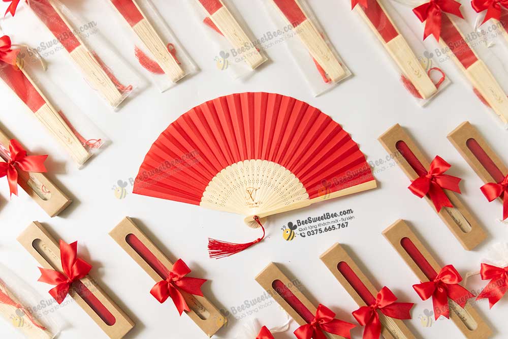 Set quà tặng quạt vải khắc tên đáp lễ khách mời đám cưới của cô dâu chú rể Tùng & Vi 15/11/2025.