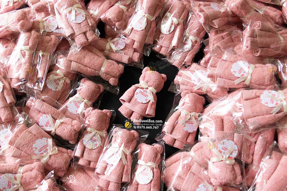 Quà tặng khăn gấu cotton cho khách mời tiệc thôi nôi của gia đình bé Thảo Linh 27/11/2025