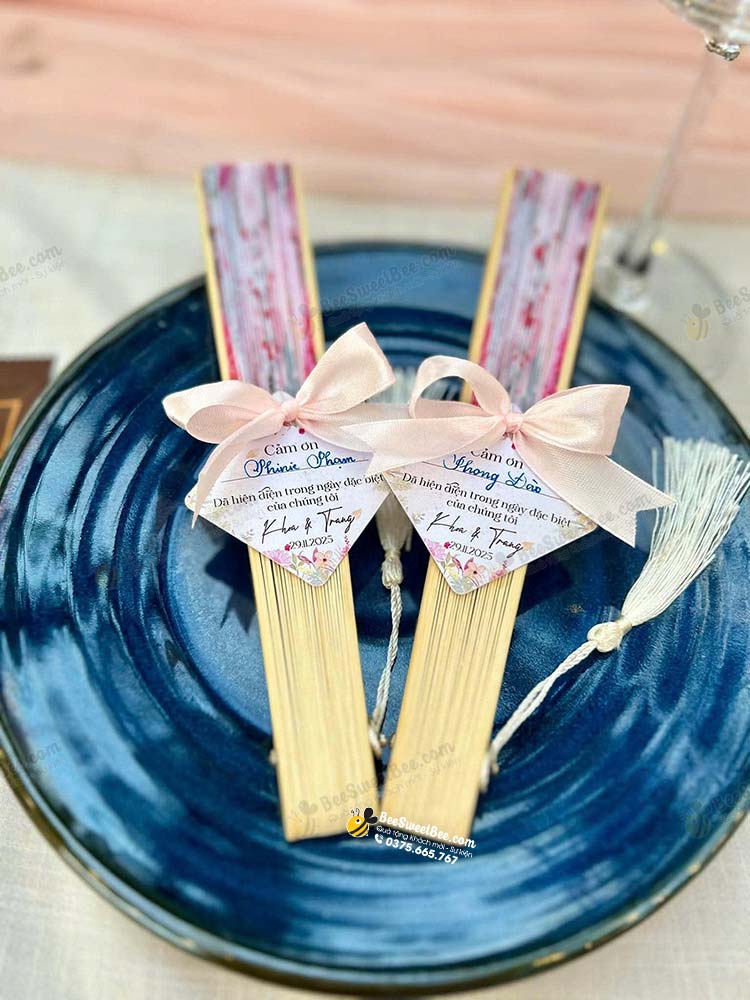 Quà tặng quạt vải in 2 mặt của cô dâu chú rể Quốc Khoa & Thùy Trang 29/11/2025