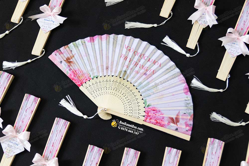 Quà tặng quạt vải in 2 mặt của cô dâu chú rể Quốc Khoa & Thùy Trang 29/11/2025