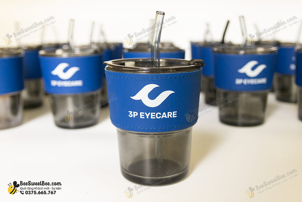 Quà tặng ly bọc da in logo tặng khách hàng nhân dịp khai trương của trung tâm mắt 3P EYECARE 11/2025.
