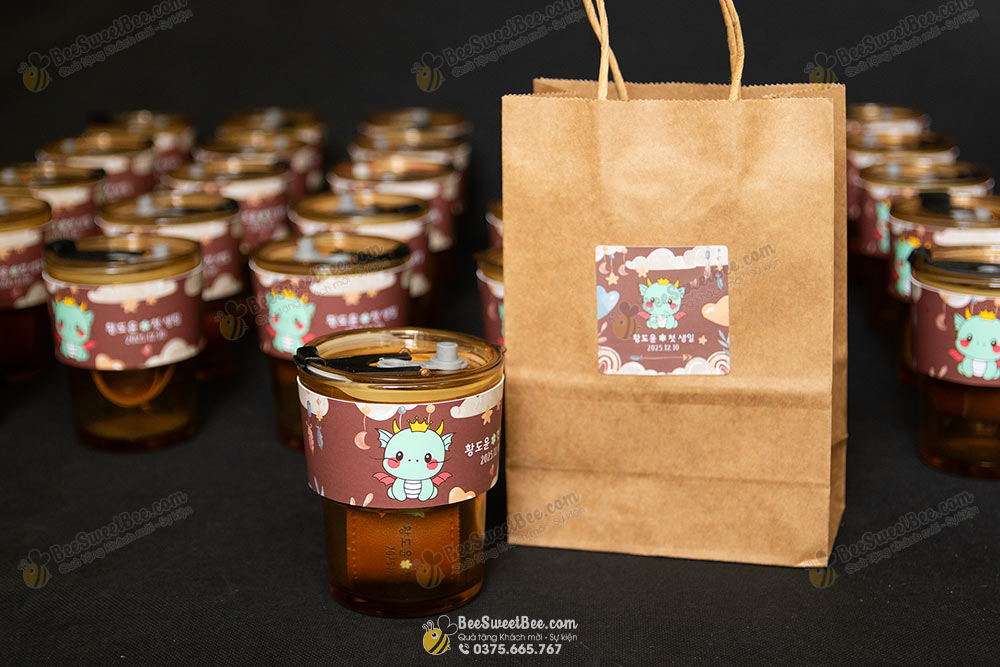 Quà tặng ly thủy tinh bọc da đáp lễ khách mời thôi nôi của gia đình bé Hwang Do Yoon 10/12/2025