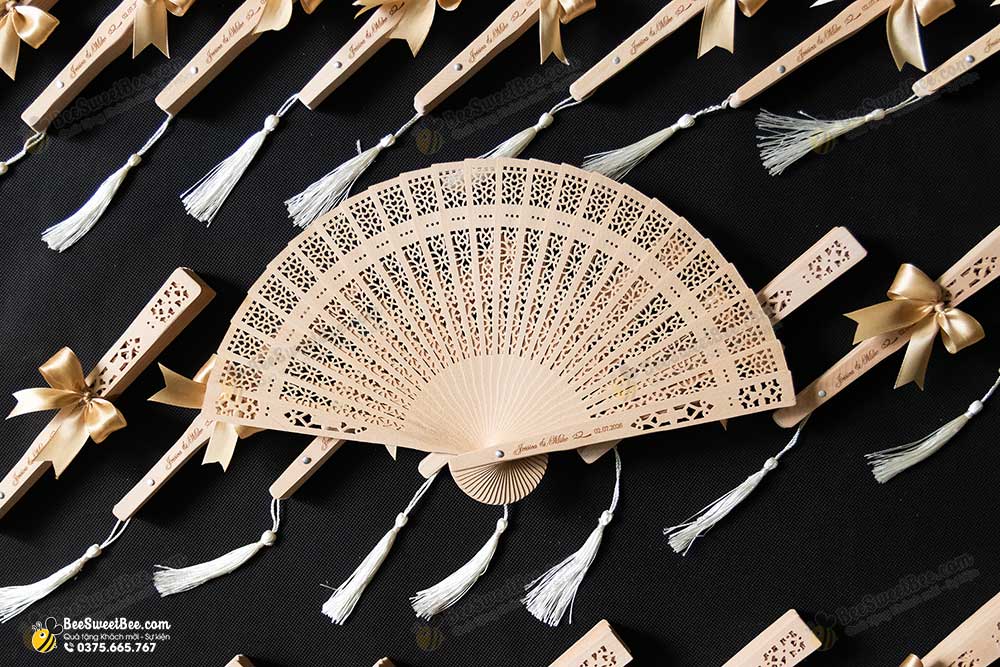 Quà tặng quạt gỗ đáp lễ khách mời của cô dâu chú rể Jessica & Mike 07/02/2026