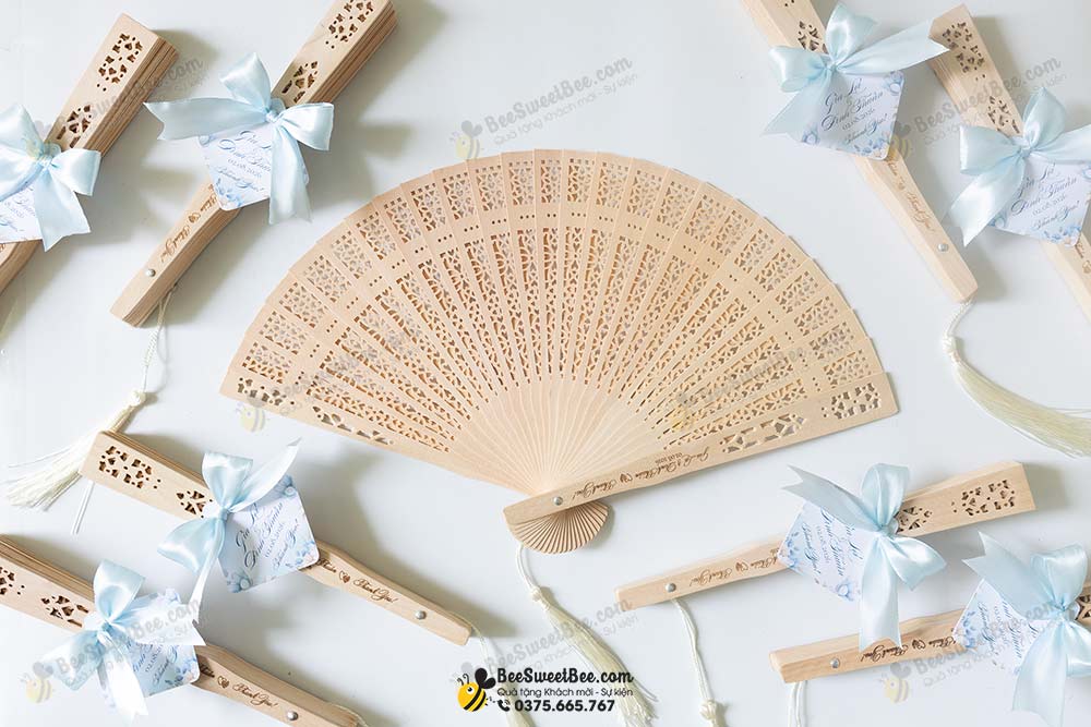 Quà tặng quạt gỗ khắc tên cho khách mời đám cưới của cô dâu chú rể Gia Lợi & Đình Thuần 02/08/2026
