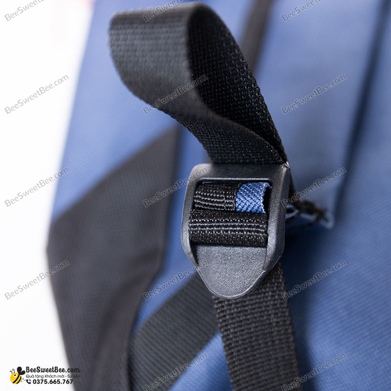 Khóa rút cao cấp giúp việc tùy chỉnh chiều dài quai đeo thuận tiện