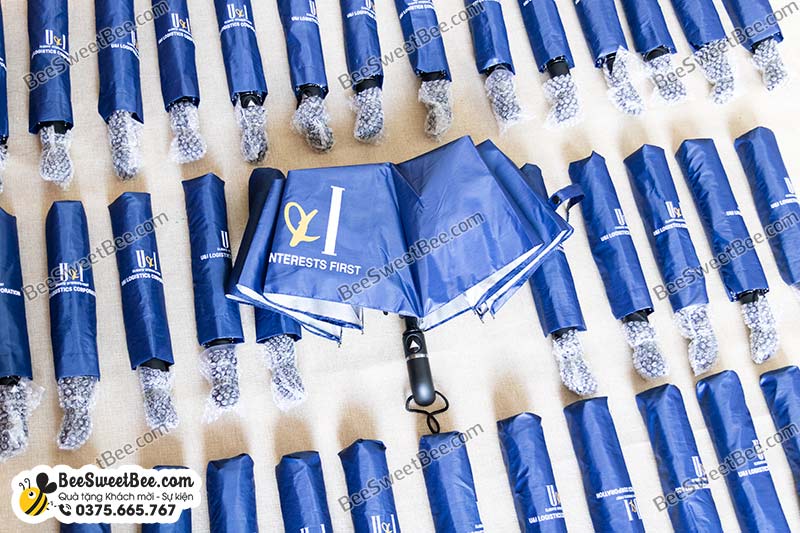 500 set quà tặng dù doanh nghiệp cho U&I Logictics tại BeeSweetBee