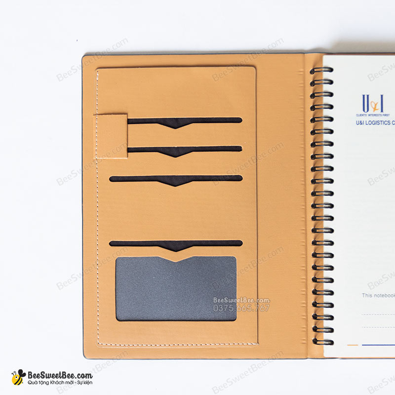 Bên trong bìa da được tích hợp các ngăn chứa Name Card / Giấy tờ