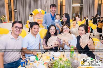 Khách mời thôi nôi thích thú với quà tặng quạt gỗ từ BeeSweetBee- <a target='_blank' href='/qua-tang-quat-go-cho-khach-moi-dam-cuoi-sinh-nhat-khach-moi-hoi-nghi-q35.html'>Xem sản phẩm</a>