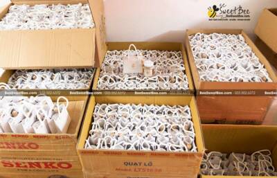 1000 phần quà tặng được Bee đóng thùng kỹ càng cho CDCR Hương & Nguyên 30/12/2022- <a target='_blank' href='/qua-tang-mat-ong-100ml-trang-tri-giay-kraft-boc-nap-lo-que-go-lay-mat-q51.html'>Xem sản phẩm</a>