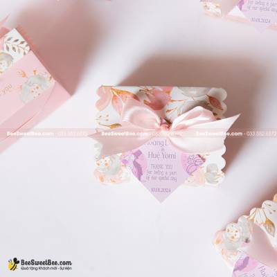 Quà tặng khách mời đám cưới của cô dâu chú rể Huệ Yomi & Hoàng Dũng 10/01/2024- <a target='_blank' href='/qua-tang-khach-moi-sweet-gift-set-2-vien-chocolate-q82.html'>Xem sản phẩm</a>