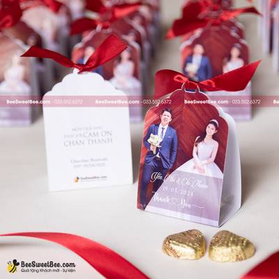 Quà tặng khách mời đám cưới set chocolate SweetBee của cô dâu chú rể Yến Nhi & Chí Thuận 19/05/2024- <a target='_blank' href='/qua-tang-khach-moi-dam-cuoi-set-sweetbee-2-vien-chocolate-q87.html'>Xem sản phẩm</a>