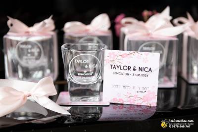 Quà tặng đáp lễ khách mời của cô dâu chú rể Taylor & Nica 31/08/2024- <a target='_blank' href='/qua-tang-ly-ruou-mung-knot-tied-in-tenlogo-50ml-q40.html'>Xem sản phẩm</a>