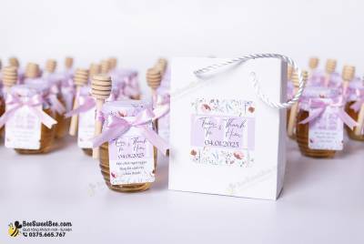Quà tặng đáp lễ khách mời của cô dâu chú rể Thanh Hiền & Tuấn Tú 04/01/2025- <a target='_blank' href='/qua-tang-mat-ong-100ml-trang-tri-giay-kraft-boc-nap-lo-que-go-lay-mat-q51.html'>Xem sản phẩm</a>