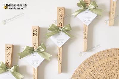 Quà tặng đáp lễ khách mời đám cưới của cô dâu chú rể Yến & Kiệt 15/03/2025- <a target='_blank' href='/qua-tang-quat-go-cho-khach-moi-dam-cuoi-sinh-nhat-khach-moi-hoi-nghi-q35.html'>Xem sản phẩm</a>