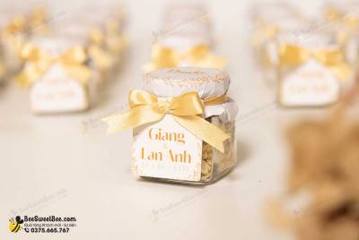 Set quà tặng trà hoa lài đáp lễ khách mời đám cưới của cô dâu chú rể Lan Anh & Giang 01/06/2025.- <a target='_blank' href='/qua-tang-tra-hoa-lai-hu-vuong-55ml-trang-tri-boc-nap-lo-q65.html'>Xem sản phẩm</a>
